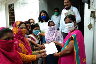 womens demanding womens safety in mandla submitted memorandum to mandla collector