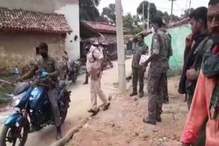 criminals attacked villagers due to arrest her partner in giridih, Criminals beat villagers in giridih, crime news of giridih, गिरिडीह में साथी की गिरफ्तारी से नाराज अपराधियों ने  गांव पर किया हमला, गिरिडीह में  अपराधियों ने ग्रामीणों से की मारपीट, गिरिडीह में अपराध की खबरें