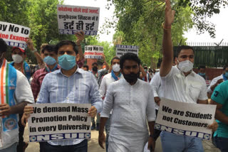 NSUI protested at MHRD to postpone du obe exam at shastri park