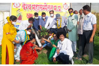 Vaishya Mahasabha honored the doctors by planting trees on the occasion of National Doctor's Day