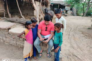 Teacher Ramnivas Gaur giving education to children through app