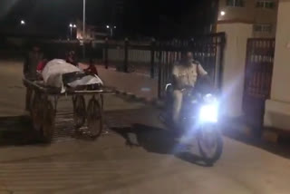 dead body taken from hand cart to hospital for postmortem in vidisha