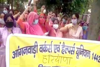 Anganwadi workers and helpers protest at Education Minister residence