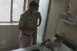 मरीजों का हाल चाल लेते पुलिसकर्मी.