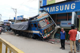 lorry crashed into the main road