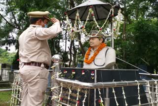 Police family paid tribute to martyr SP Amarjeet Balihar and jawans in pakur