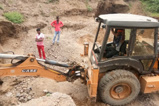 contractors are doing illegal sand mining despite  NGT ban in khargone