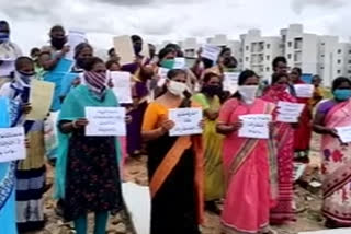 house victims protest at emmiganoor