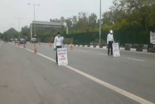 Traffic police started a campaign regarding traffic rules in Anand Vihar Delhi