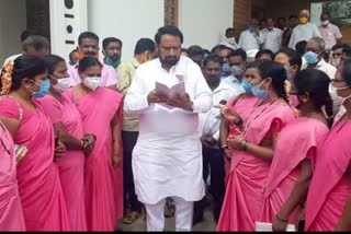 Asha workers appeal to DCM Lakshmana Sawadi to increase salary and other facility
