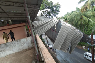 The roof of the building was blown away by strong winds  ശക്തമായ കാറ്റിൽ കെട്ടിടത്തിന്‍റെ മേൽക്കൂര പറന്നു പോയി