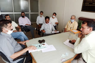 hisar joint director of agriculture department reviews on prepare to deal with locust swarm