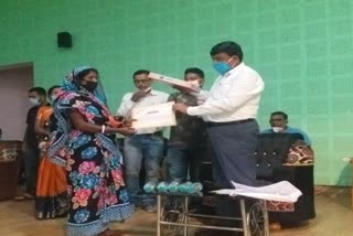 district administration honored Cleaners of Nagar Panchayat in jamtara