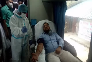 SDM Mohammad Rehan appealed to people to donate blood by donating blood at Rampura SDM office