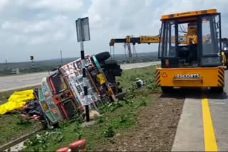 Truck overturns uncontrolled on Agra-Mumbai highway