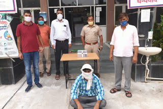 Dwarka police arrested the accused