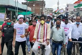 Congress workers protested on roads led by MLA due to rising inflation