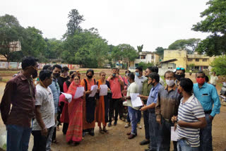 Parents protest against private school management in Jagdalpur