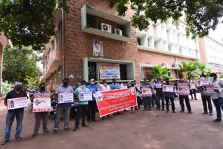 APSPDCL AND RTC DRIVERS DHARNA IN  VISAKHA DST ABOUT JON SECURITY