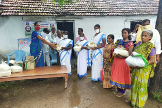 ఎనిమిదో వర్ధంతి సందర్భంగా నిత్యావసరాలు పంపిణీ