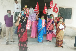 Surapura: Anganwadi activists protest demanding fulfillment of various demands