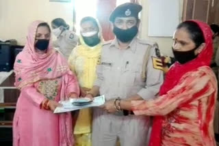 Mahila Mandal Jhamabr honored women police personnel