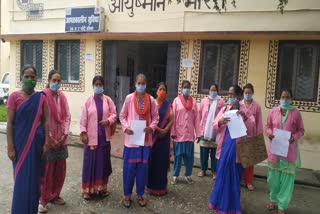 asha-workers-protest-against-government-in-berinag