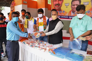 Mayor of North MCD distributed PPE kit to workers in delhi