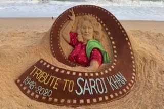 Sudarshan Pattnaik pays tribute to Saroj Khan with his sand art