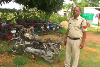 Cattle smugglers tried to trample police on Jharkhand border