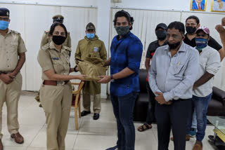 Dynamic Prince Prajwal devaraj donated PPE kit to police