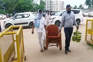 Flaunting jail norms Vaishali mukhiya gifts special chair to Lalu Yadav