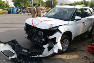 बेकाबू कार ने ठेले को मारी टक्कर, Uncontrollable car hit the cart