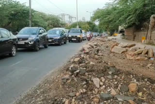Debris is lying on the main road of Chhatarpur in Delhi due to the negligence of PWD