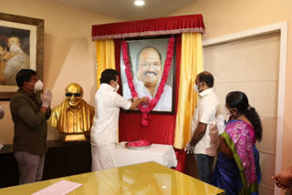 dmk leader stalin opened j.anbalagan memorial photo in his house