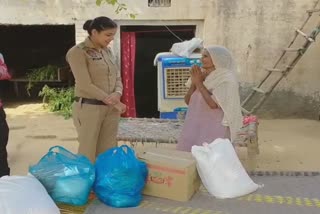 Lady police constable helped an old lady in lehragaga