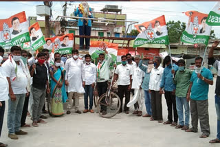 'ఓ వైపు ప్రాణాలు పోతుంటే... పెట్రోల్​, డీజిల్​ ధరలు పెంచుతారా?'