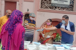 Corporation councilor distributes sanitizer and face mask to edmc workers