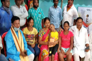 leader-of-the-opposition-meets-the-family-of-martyr-nanduram