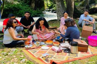 Kangana went to picnic in Kothi kullu