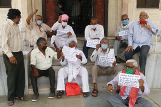 Retired RU employees, Jaipur News, सेवानिवृत्त कर्मचारियों का धरना