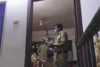 weapons kulathupuza  Police  Police found  കുടുംബ പ്രശ്നം  പൊലീസ് കണ്ടെത്തിയത് മാരകായുധങ്ങള്‍  കുളത്തുപ്പുഴ  ചോഴിയക്കോട്  കല്ലുകുഴി