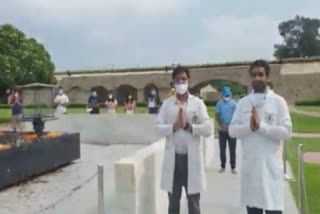 AIIMS doctor reached Rajghat to pay tribute to those killed by Corona virus