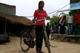 Madhya Pradesh  girl cycles 24 km to school  Ajnol  Bhind  98.5%  Madhya Pradesh class 10 board examination  മധ്യ പ്രദേശ്ർ  സൈക്കിൾ സ്റ്റോറി  അജ്നോൾ  24 കിലോമീറ്റർ സൈക്കിൾ ചവിട്ടി എത്തിപ്പിടിച്ചത് 98.5% മാർക്ക്