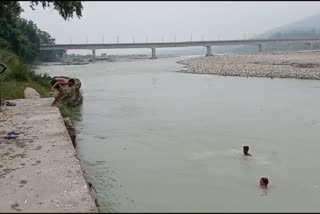 people are coming to yamuna ghath for swimming