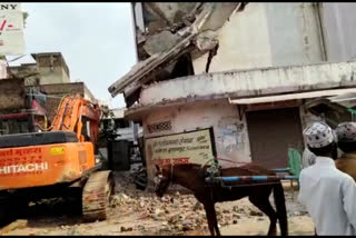 Lotus talkies building being broken carelessly in burhanpur