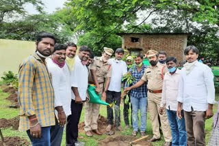 trs leaders gifted plant to minister errabelli dhayakar rao