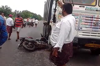 two people were injured in bike lorry collision at santhagudipadu in guntur