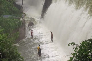 पवई तलाव ओसंडून वाहू लागला