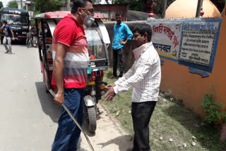 Toto driver beaten by mass for assualting a deaf and dumb girl in balurghat , south dinajpur